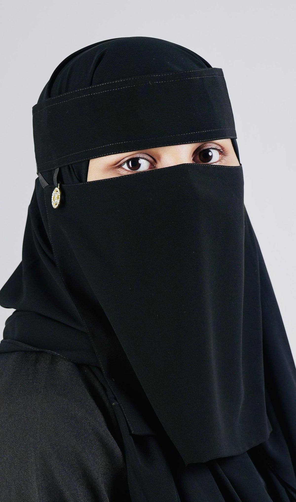 Liara Medium Niqab with Round Locket – 10 Inch Length