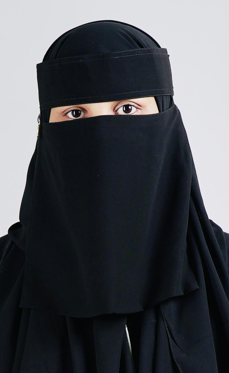 Liara Medium Niqab with Round Locket – 10 Inch Length